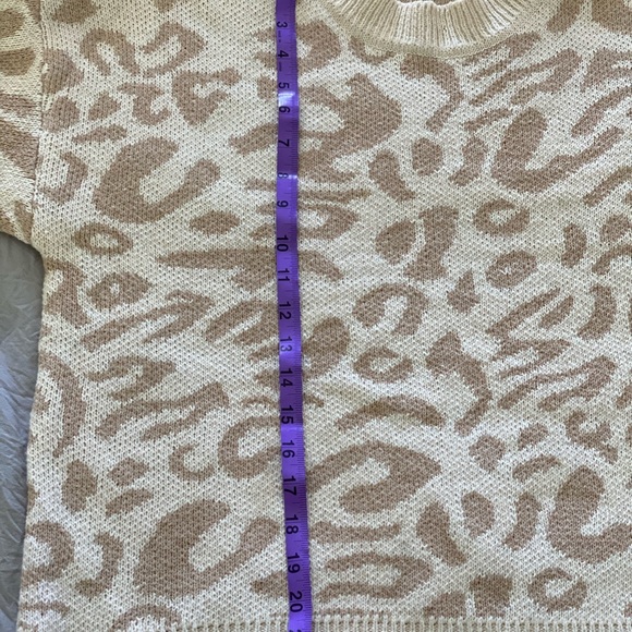 🍓Like New! Neutral Leopard Print Sweater - Picture 6 of 6